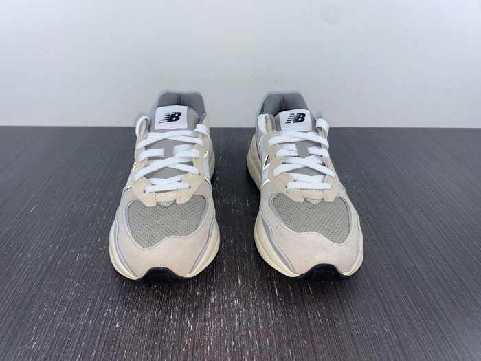 new Ba1an*e 57/40 grey day m5740ta